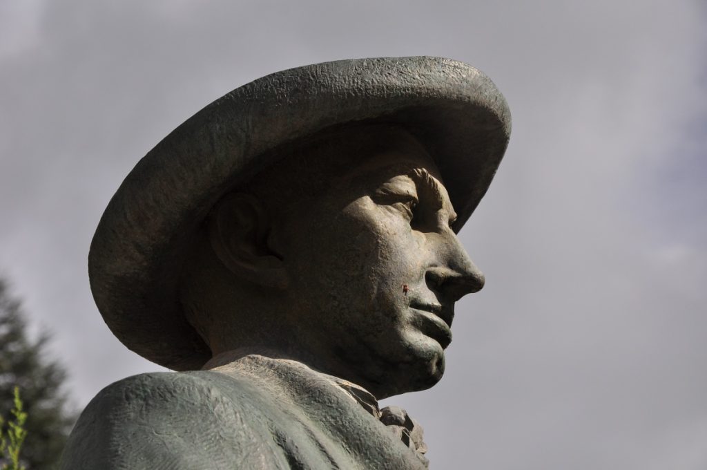 Courmayeur, busto di Emile Rey, foto Stefano Ardito