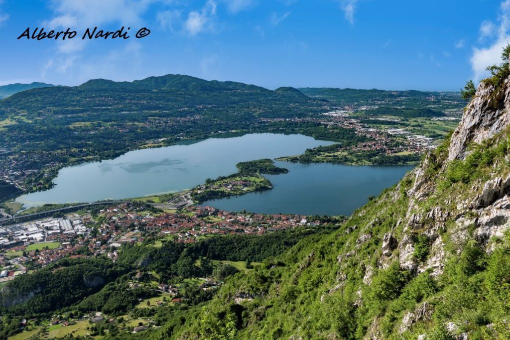 Il Lago di Annone dal sentiero che sale al Corno Birone. Foto Alberto Nardi
