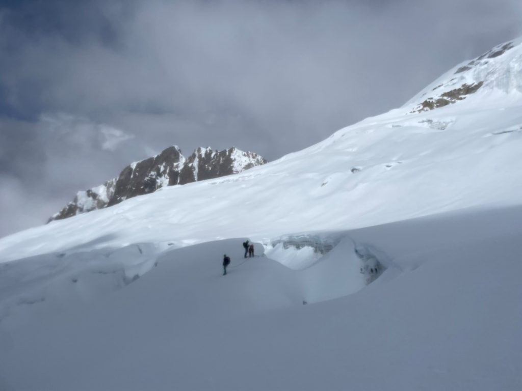 Sul ghiacciaio poco sotto la cima. Foto Elena Casolaro