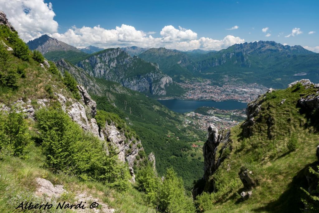 La vista sul Resegone e sulle Grigne dal sentiero che dal Corno Birone sale al Monte Rai. Foto Alberto Nardi