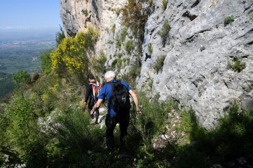 Ai piedi della parete superiore del Monte Morra, foto Stefano Ardito