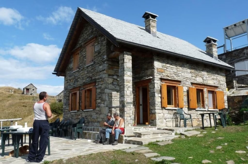Il Rifugio Alpe Colma, sulla dorsale tra la Valle Anzasca e la Valle Antrona