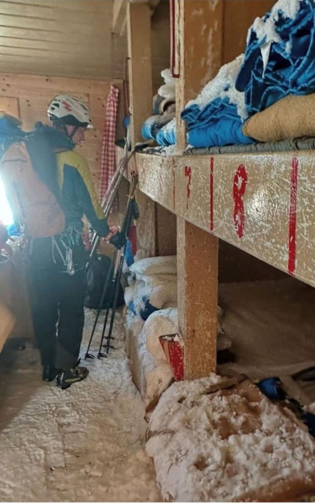 Il locale invernale del Rifugio Marco e Rosa invaso dalla neve. Foto FB Club Alpino Italiano Sezione Valtellinese