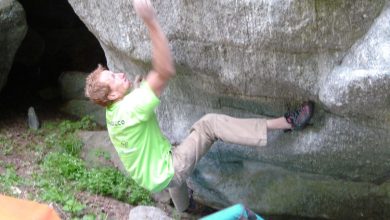 Il maestro bleausards Jacky Godoffe sul granito del Masino, foto M. Comi