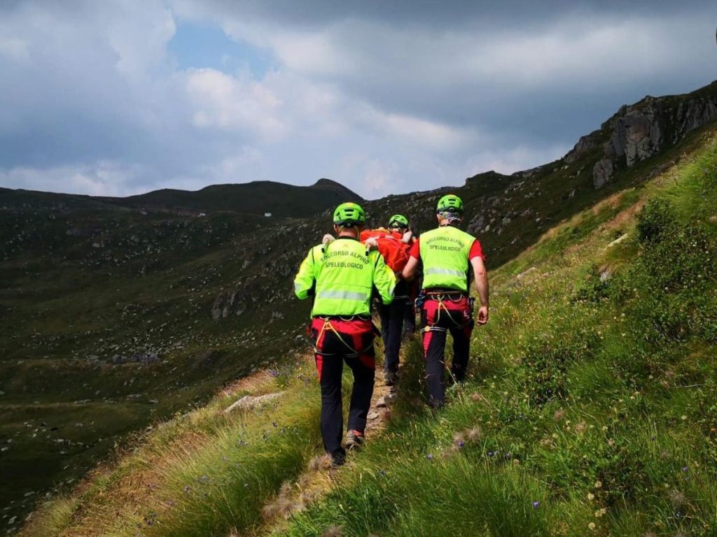 Il recupero di un infortunato su sentiero @ Corpo Nazionale Soccorso Alpino e Speleologico - CNSAS
