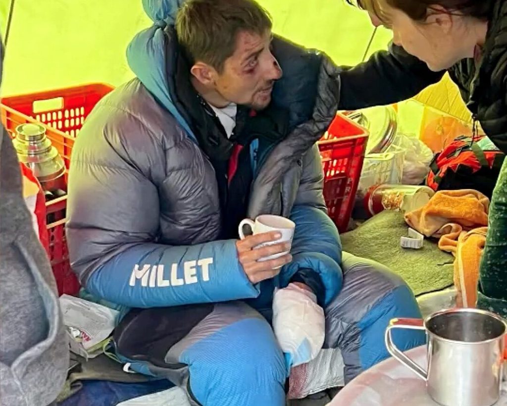 La dottoressa Donatella Barbera assiste Vadim Druelle al campo base dell'Annapurna. Foto Roman Romancini