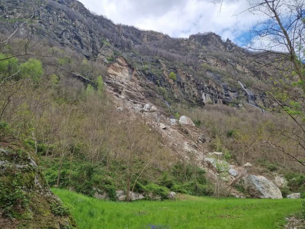 La frana che ha cancellato parte della ferrata. FB Pont Canavese Via Ferrata - Diego Furini