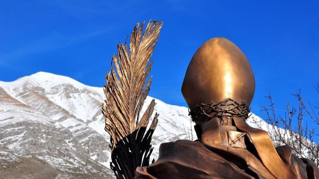 La statua dedicata aPaolo Giovanni II al santuario di San Pietro della Jenca, foto Stefano Ardito