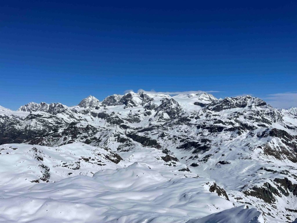 Scivolare leggeri e cavalcare le dolci ondulazioni delle morene, foto M. Comi.