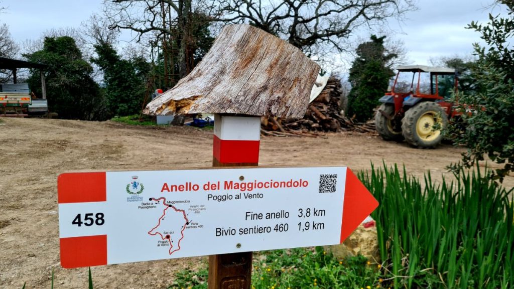 Sentiero del Maggiociondolo, un cartello a Poggio al Vento, foto Stefano Ardito