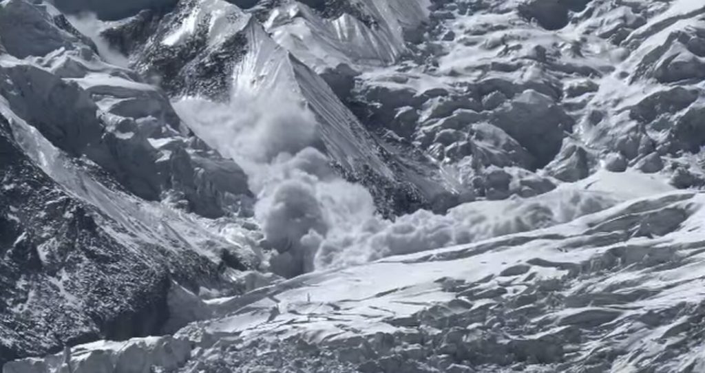 Un fermo immagine del video della valanga che ha travolto i due Sherpa. IG Romanromancini