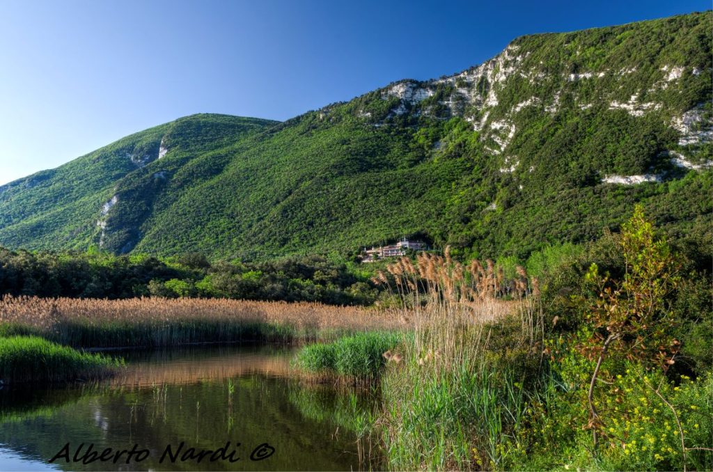 l Lago Grande nel Parco Naturale del Monte Conero. Foto Alberto Nardi