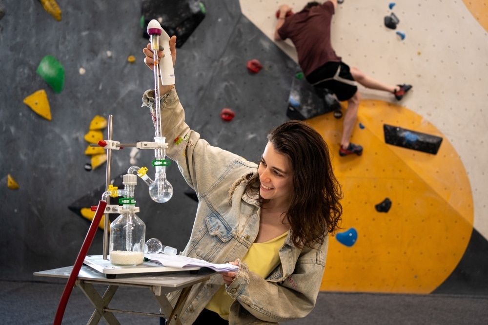 Anya Sherman utilizza un impinger per esaminare l