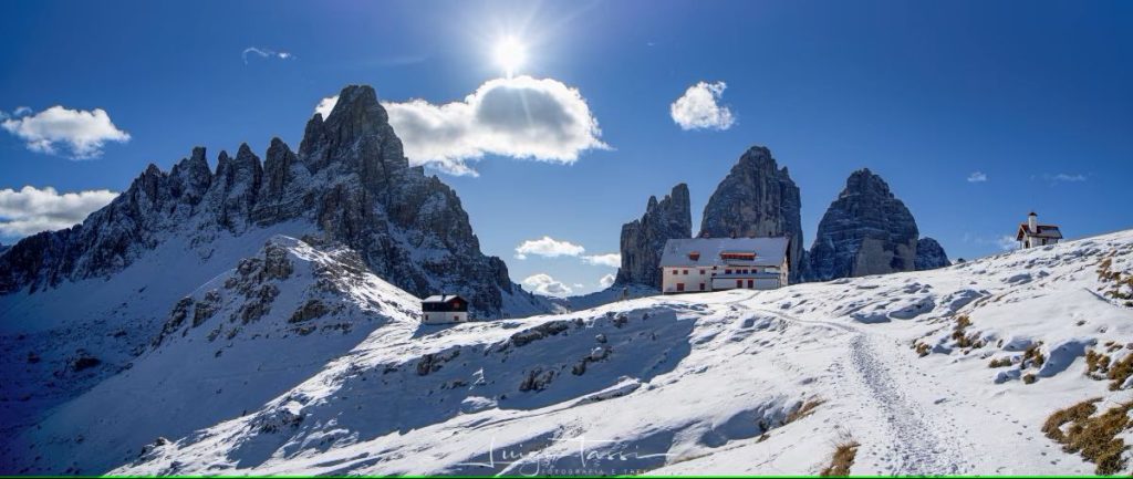 Il Rifugio-Locatelli, il Monte-Paterno e le Tre Cime di Lavaredo. Foto Luigi Tassi