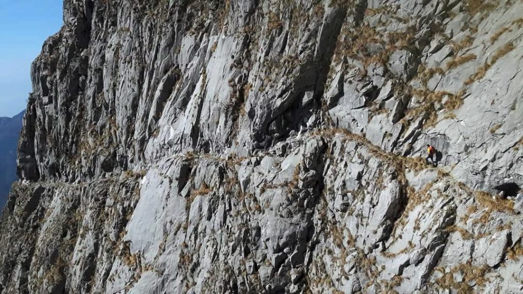 Il sentiero della Tacca bianca, intagliato nella parete sud-ovest del Monte Altissimo