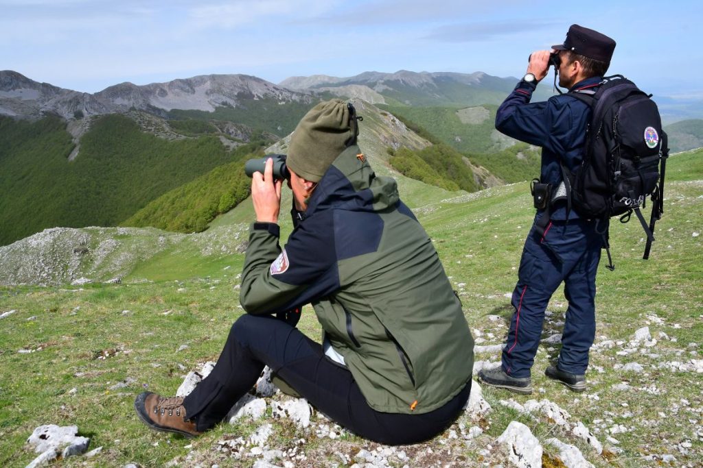 Una guardiaparco e un carabiniere forestale in servizio nel PNALM. Foto Stefano Ardito
