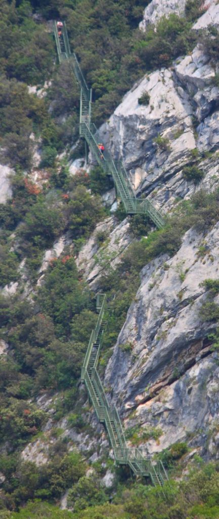 Una scalinata lungo il sentiero Busatte-Tempesta @ Wikipedia