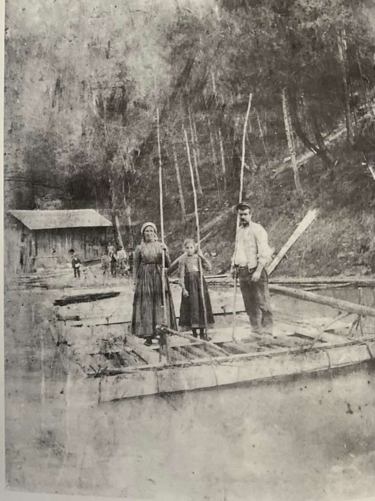 Famiglia di menadàs, 1901 ( da La via del Fiume dalle Dolomiti a Venezia, Cierre edizioni, 1993)