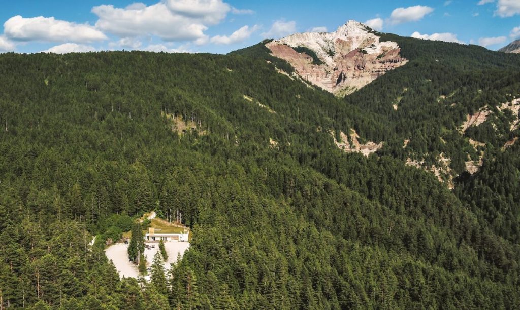 Il centro accoglienza e, sullo sfondo, l