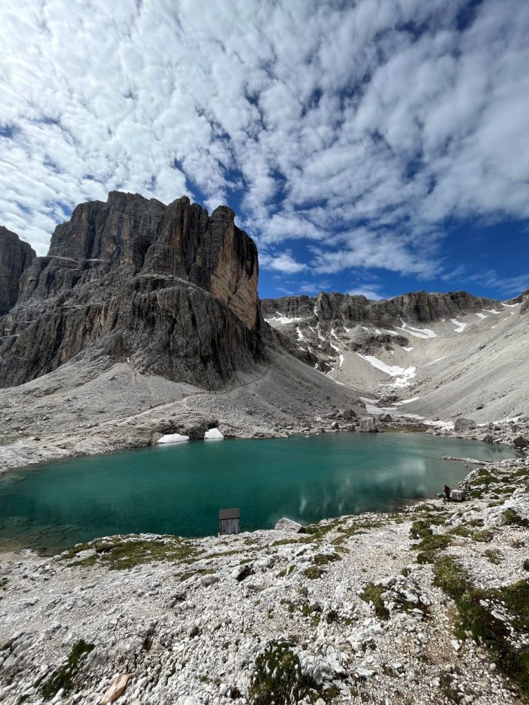 Il lago di fronte al rifugio. Foto Davide Crinelli
