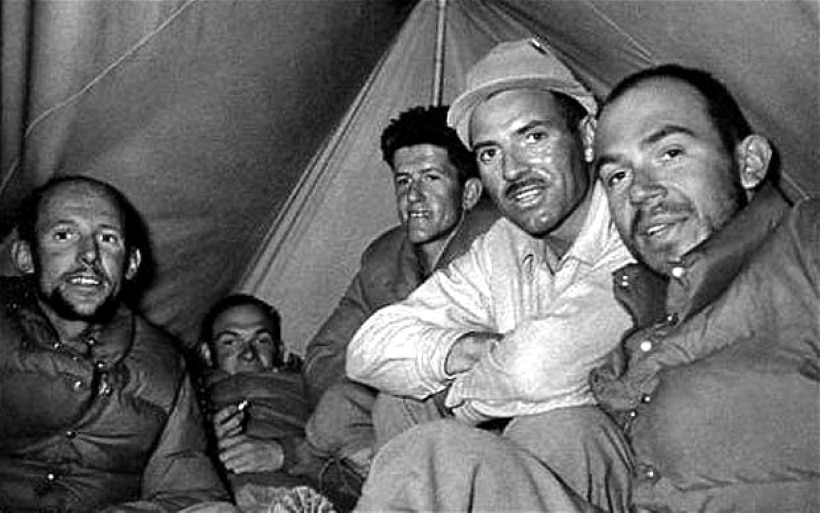 Louis Lachenal, Jacques Oudot, Gaston Rébuffat, Maurice Herzog e Marcel Schatz durante la spedizione sull