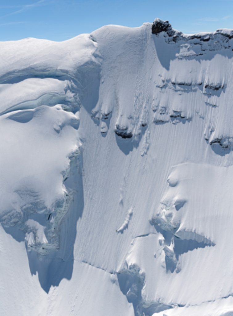 Sam Anthamatten lascia la sua firma su una ripida parete delle Alpi Bernesi. Foto Rainer Eder