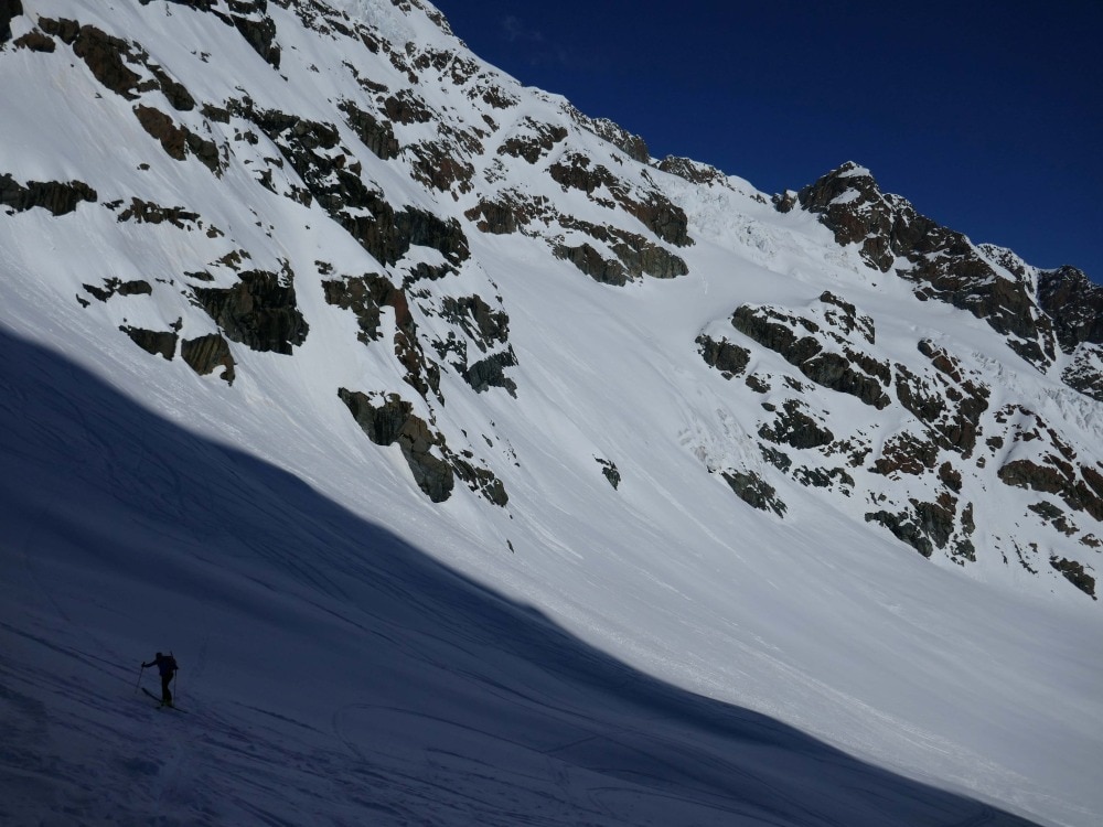 Sciare in alta montagna oggi è anche un atto di consapevolezza, di quello che si trasforma, che svanisce (foto M. Comi)