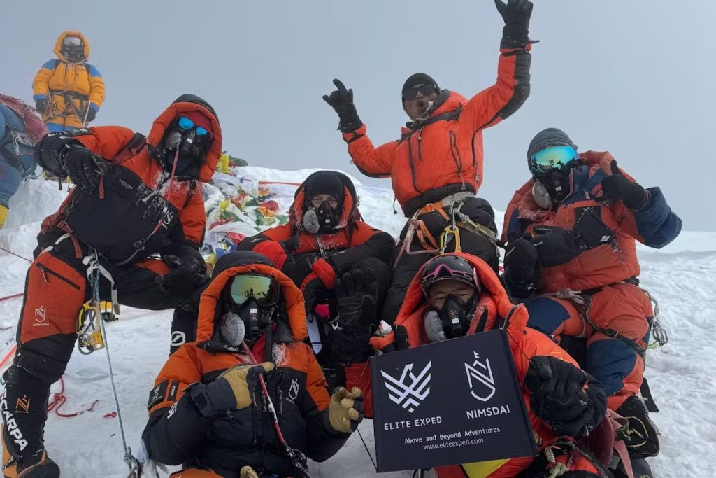 Foto di vetta per il gruppo di scalatori dell