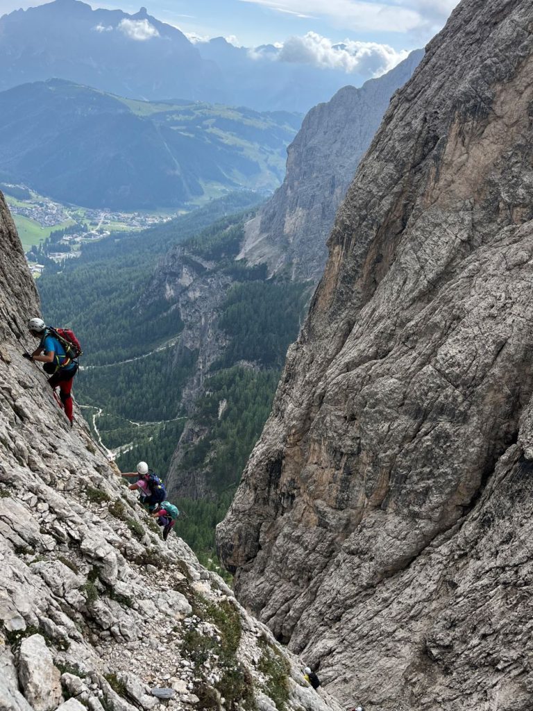 Salendo al rifugio lingo la ferrata Brigata Tridentina. Foto Davide Crinelli