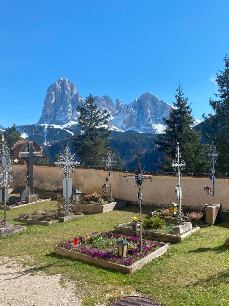 Il piccolo cimitero intorno alla Chiesa di San Giacomo. Foto Benedetta Pellegrini