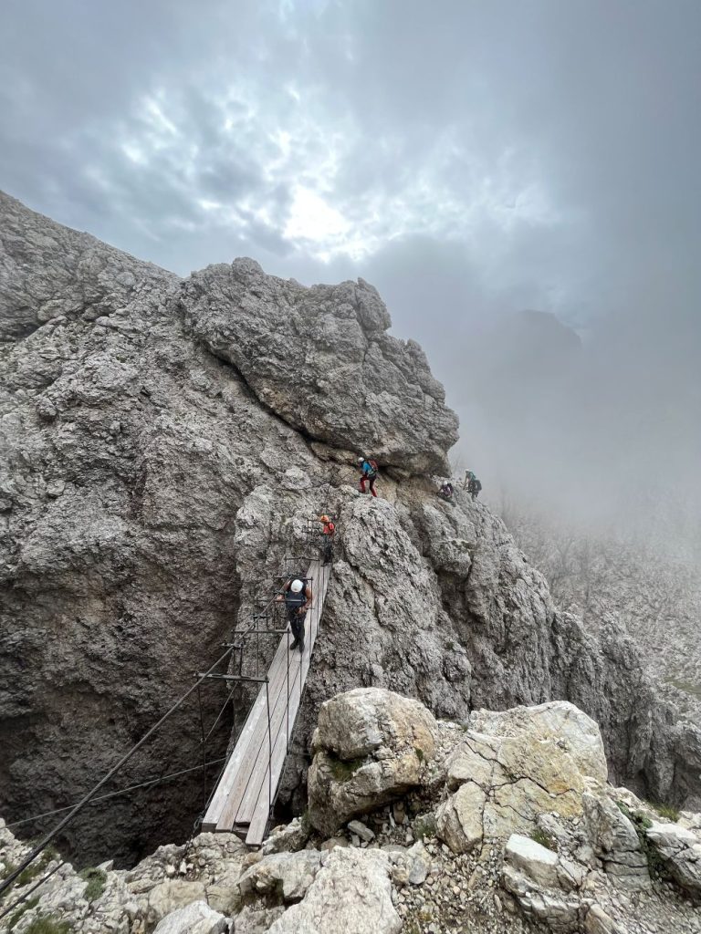 Lungo la ferrata che porta al rifugio. Foto Davide Crinelli