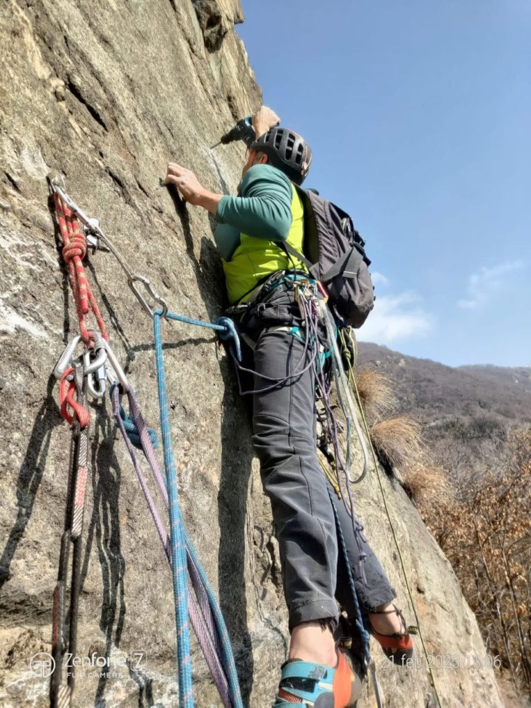 La preparazione di una via di salita