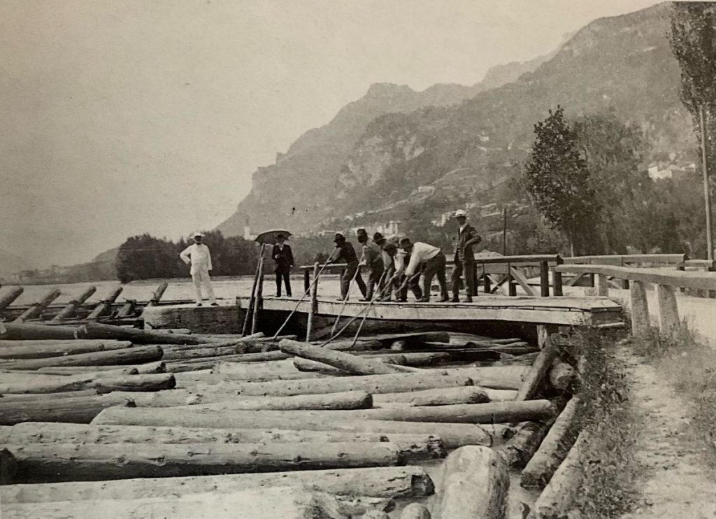 1930. Taglie in fluitazione nei pressi di una segheria a Codissago (da La via del Fiume dalle Dolomiti a Venezia, Cierre edizioni, 1993)