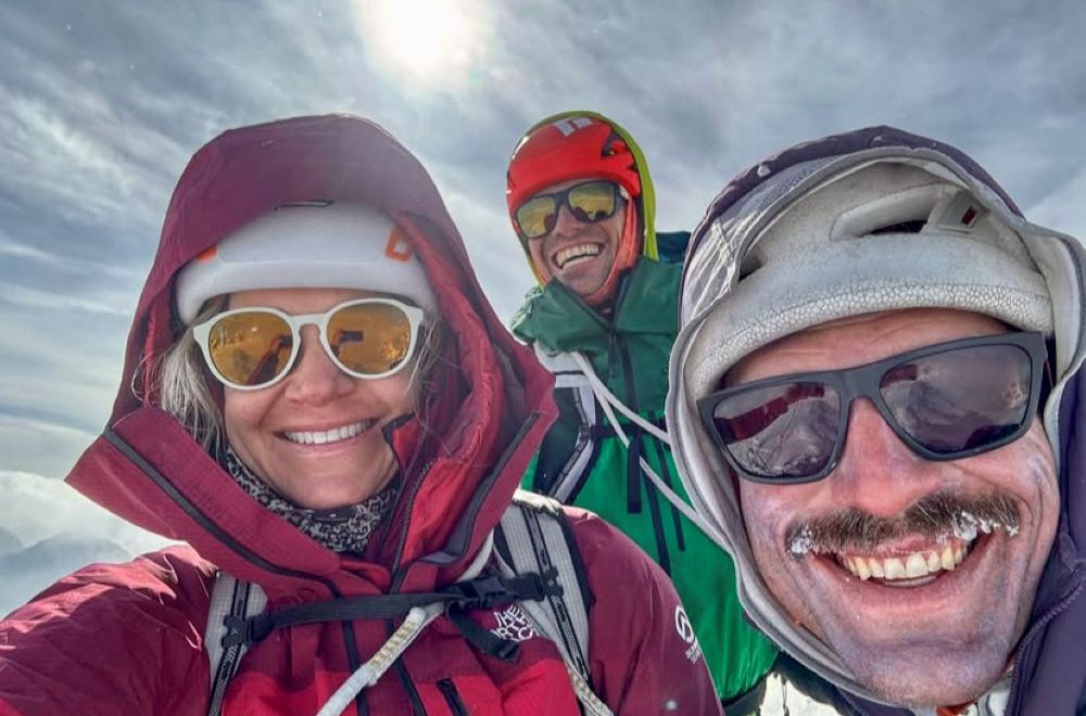 Anna Pfaff, Andres Marin e Tad McCrea aprono una via di misto sul Mount Providence, in Alaska