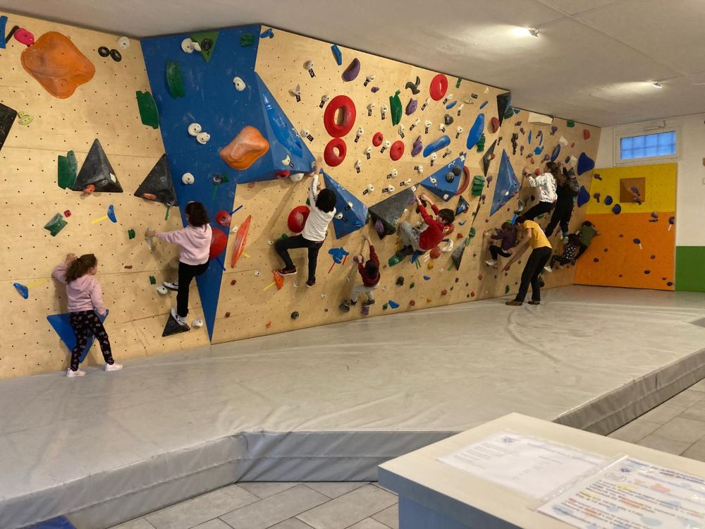 Bambini e arrampicata: quando e come iniziare a muoversi in verticale