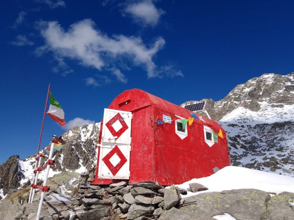 Il Bivacco Bottani Cornaggia a quota 2327 metri, in Valtellina. Foto Marco Zanchetta