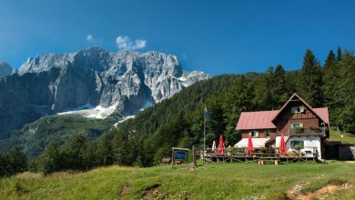 Il Rifugio Fratelli Grego e il Montasio. Foto Roberto Carnevali