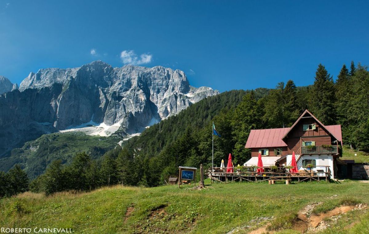 Sulla vetta dello Jôf di Sompdogna, nelle Alpi Giulie