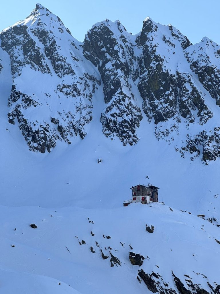 Il Rifugio Remondino (2.340 m) nell'alta Valle Gesso (CN)