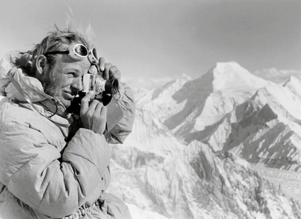 Kurt Diemberger durante la spedizione al Broad Peak e Chogolisa nel 1957. Foto archivio K.Diemberger
