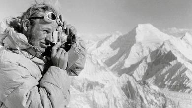 Kurt Diemberger durante la spedizione al Broad Peak e Chogolisa nel 1957. Foto archivio K.Diemberger