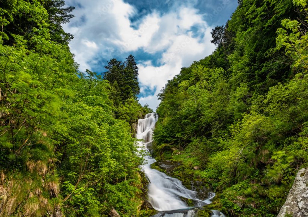 La Cascata del Saut, lungo l'anello del Pis del Pesio.@ Adobe Stock