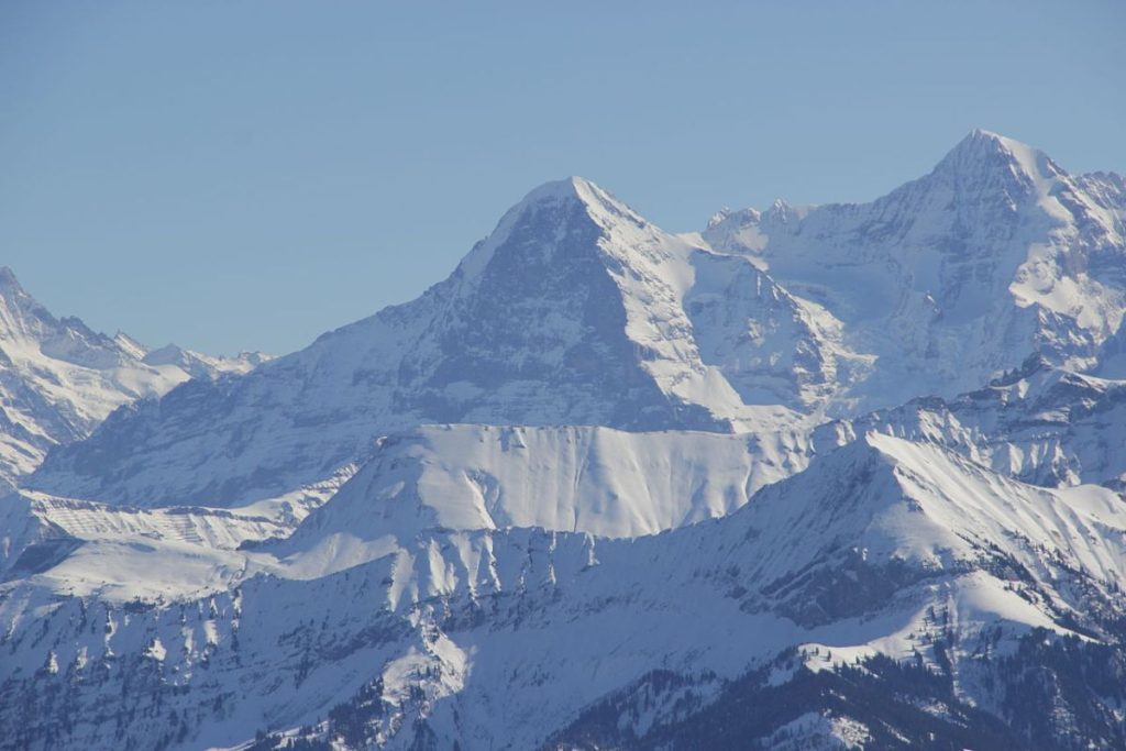 La parete ovest dell'Eiger (al centro dell'immagine) @ Wikipedia