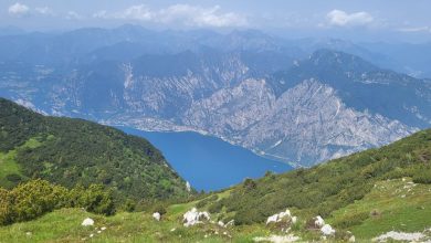 La vista sul lago di Garda durante l'ultima parte del sentiero che conduce al Monte Altissimo di Nago. Foto Monica Malfatti
