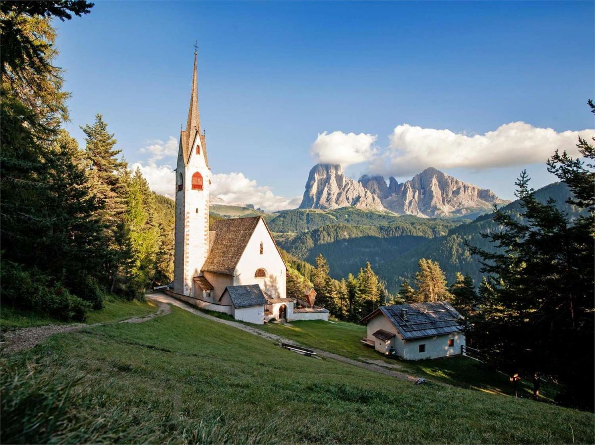 Breve escursione panoramica verso la Chiesa di San Giacomo, in Val Gardena