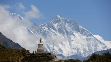 Lhotse (a destra nella foto), la quarta montagna più alta della Terra