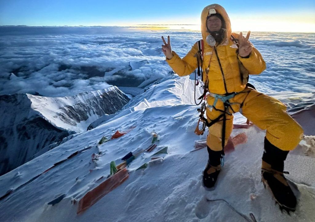 Lukas Furtenbach, il promotore dell'uso dello Xenon nelle spedizioni d'alta quota, sulla vetta dell'Everest. Foto FB Furtenbach adventures