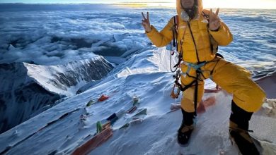 Lukas Furtenbach sulla vetta dell'Everest. Foto FB Furtenbach adventures