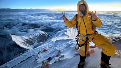 Lukas Furtenbach sulla vetta dell'Everest. Foto FB Furtenbach adventures