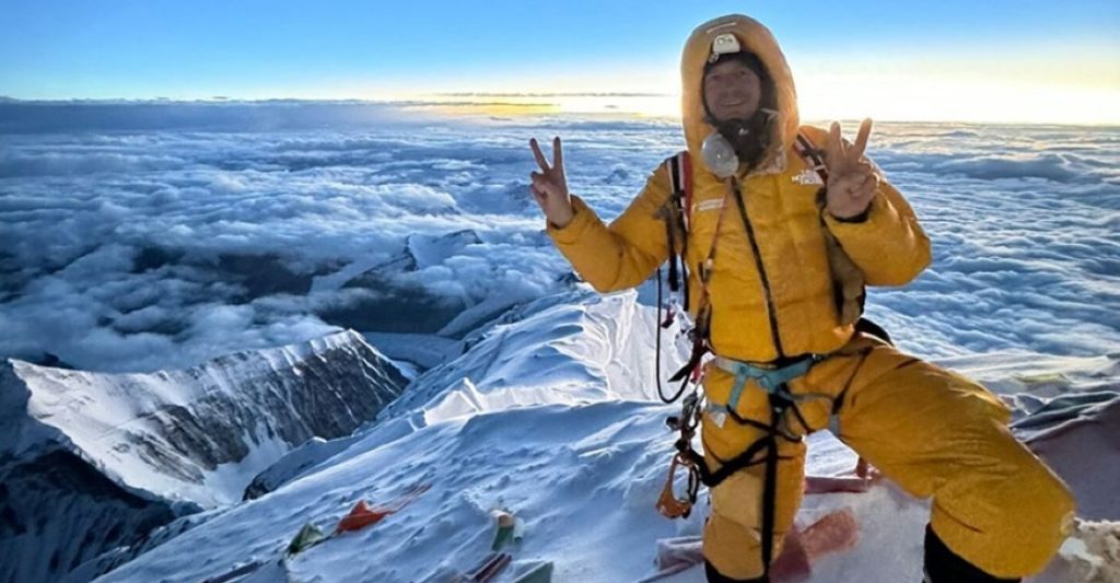 Lukas Furtenbach sulla vetta dell'Everest. Foto FB Furtenbach adventures